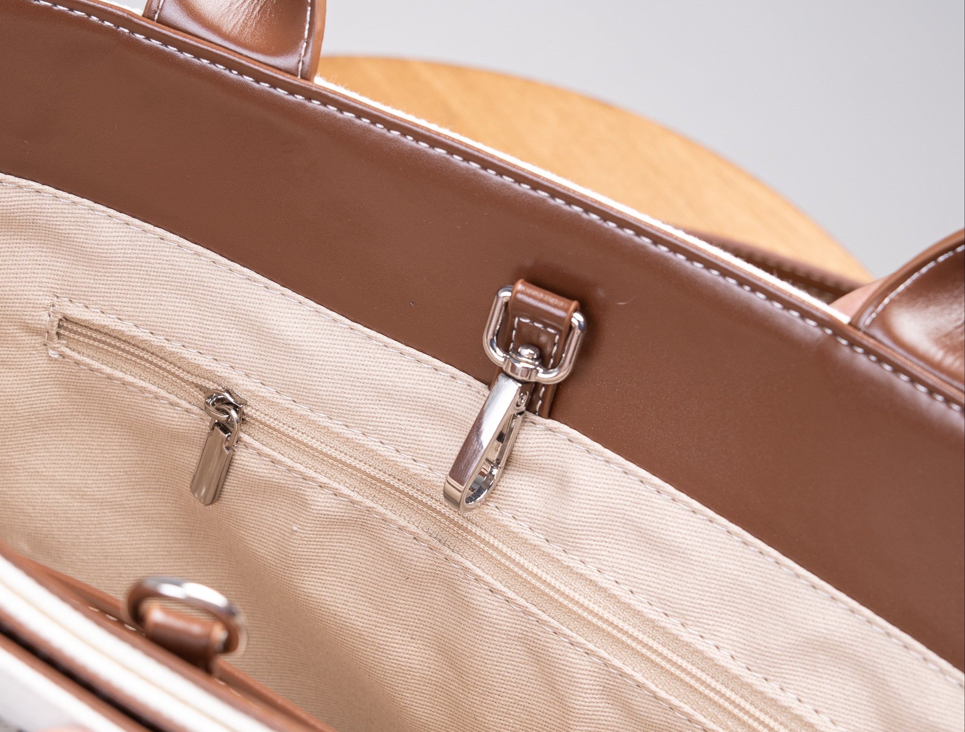 Departure tote